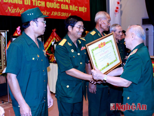 Thiếu tướng Võ Sở tặng giấy khen của Trung ương Hội truyền thống Trường Sơn đường Hồ Chí Minh cho các đơn vị, cá nhân xuất sắc.