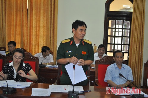 Đại diện Bộ chỉ huy quân sự tỉnh báo cáo tại buổi làm việc
