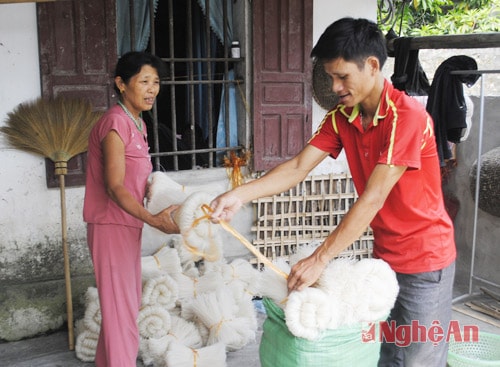 Gia đình bà Nguyễn Thị Hường ở làng miến Phú Thành đóng gói miến để xuất bán.