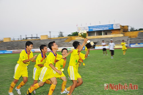 Đội TN Đô Lương nâng cao cúp vô địch.