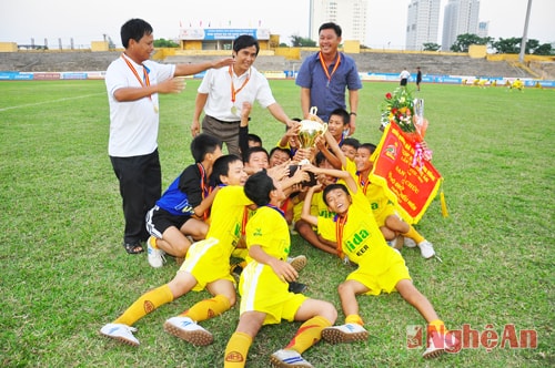 Niềm vui chiến thắng của đội TN Đô Lương mùa giải 2013. Ảnh: T.H