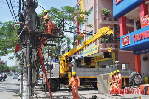 Điện lực Thành phố Vinh cải tạo, nâng cấp hệ thống mạng lưới điện tại đường Lê Lợi.