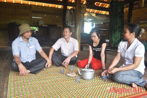 Tổ hòa giải thôn Lam Khê, xã Chi Khê (Con Cuông) tìm hiểu thực tế tại địa bàn.