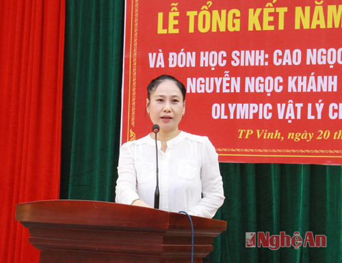Đồng chí Đinh Thị Lệ Thanh phát biểu chúc mừng thầy và trò Trường THPT chuyên Phan Bội Châu.