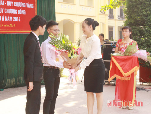 Đồng chí Đinh Thị Lệ Thanh trao thưởng cho 2 em Thái và Khánh