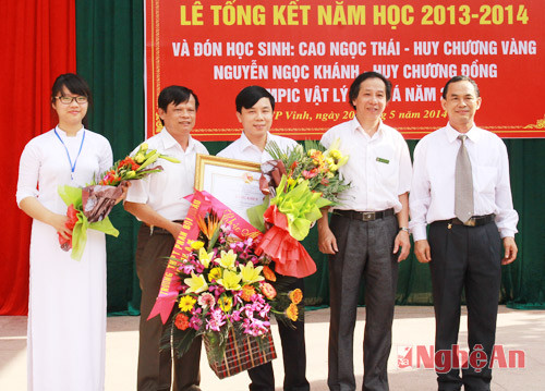 Thầy giáo Hoàng Thanh Phong đón nhận Bằng khen của Thủ tướng Chính phủ.
