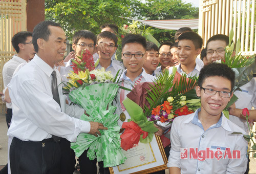 Thầy Trần Văn Mùi - Hiệu trưởng nhà trường tặng hoa chúc mừng các em học sinh đoạt giải.