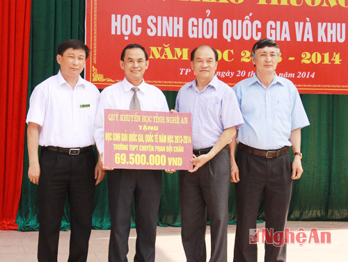 Quỹ khuyến học tỉnh Nghệ An trao số tiền thưởng cho các học sinh giỏi quốc gia, quốc tế năm học 2013 - 2014.