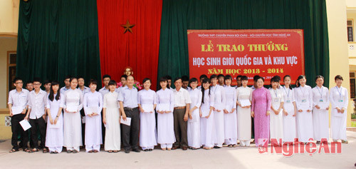 Trao thưởng cho các em học sinh giỏi quốc gia, quốc tế năm học 2013 - 2014.