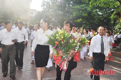 Đồng chí Phó Chủ tịch UBND tỉnh Đinh Thị Lệ Thanh đón các em học sinh và giáo viên trở về sau kỳ thi Olympic.