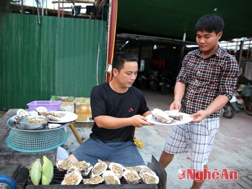Nướng sò ở bãi tắm Cửa Hội. Ảnh:  Xuân Nhường