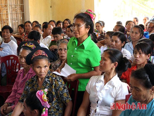 Cử tri bản Khe Quỳnh (Xiêng My - Tương Dương) đề đạt nguyện vọng  với đại biểu Quốc hội. Ảnh: Nguyên Nơn
