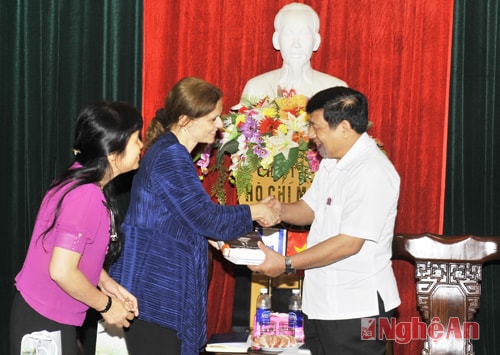 Bà Đại sứ tặng quà cho đồng chí Nguyễn Xuân Đường