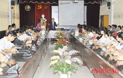 Bà Đại sứ nói chuyện với sinh viên ĐH Vinh