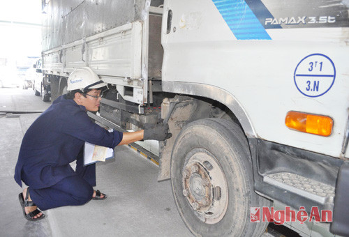 Kiểm định xe vận tải ở Trung tâm Đăng kiểm xe cơ giới đường bộ Nghệ An.