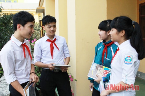 Học sinh trường Đặng Thai Mai trao đổi bài tập sau giờ học. Ảnh: Đào Tuấn