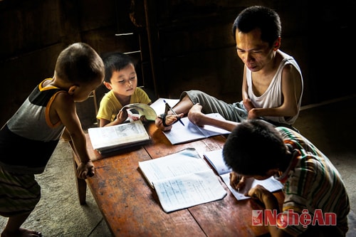 Cùng học - Tác phẩm Huy chương Vàng.Ảnh: sỹ minh