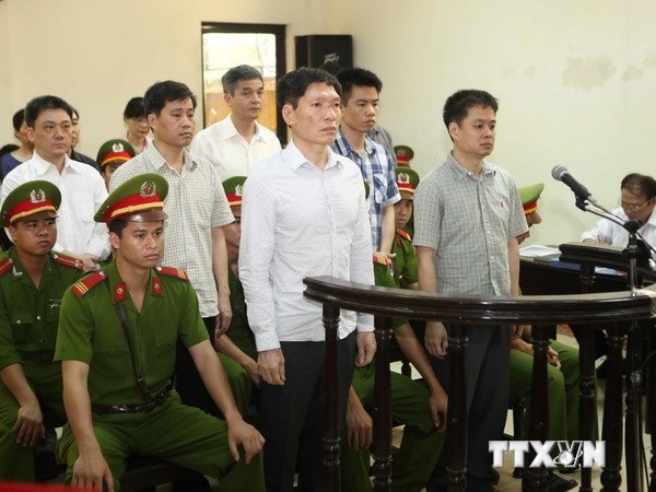 Bị cáo Dương Tự Trọng và đồng phạm trước vành móng ngựa. Ảnh: TTXVN