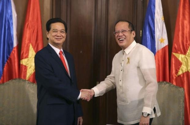Thủ tướng Việt Nam Nguyễn Tấn Dũng và Tổng thống Philippines Benigno Aquino trao đổi tại Manila - Ảnh: Võ Văn Thành