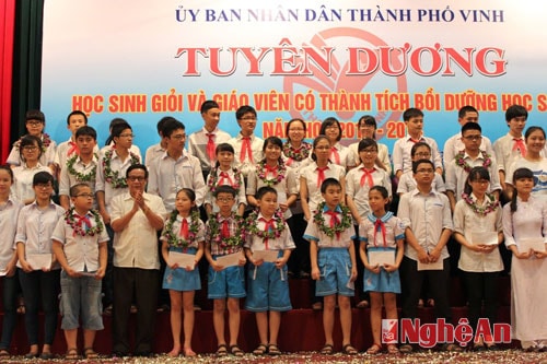 Lãnh đạo UBND TP Vinh và sở GD&ĐT tặng bằng khen và quà cho các em học sinh đạt thành tích cao