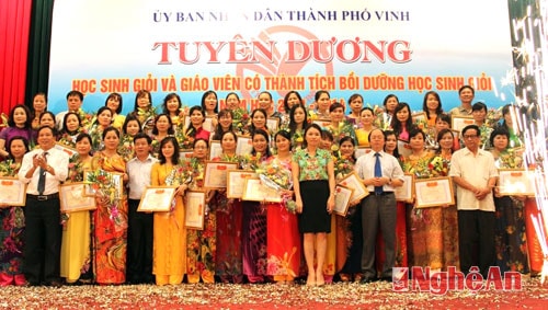 Trao tặng bằng khen cho Giáo viên có thành tích trong bồi dưỡng học sinh giỏi.