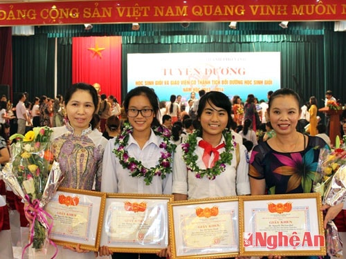 Niềm vui, thành quả của cô trò em em Hồ Ngân Hạnh (đứng giữa bên phải)đạt giả nhất môn Văn trường THCS Đặng Thai Mai trong Lễ tuyên dương.