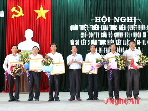 Đồng chí Nguyễn Văn Thắng – Bí thư huyện ủy tặng giấy khen cho các tập thể xuất sắc