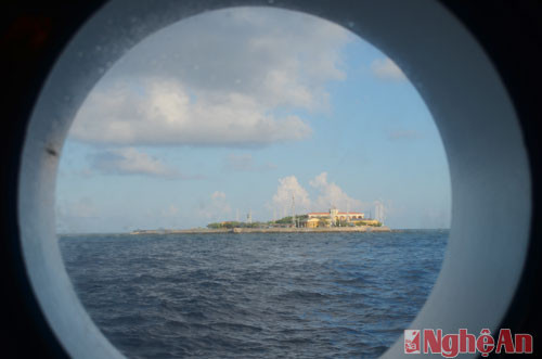 Đảo Trường Sa Đông nhìn từ tù HQ561