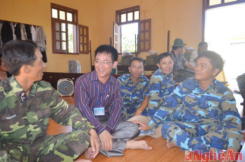 Những chiến sĩ trên đảo vui mừng được gặp đồng hương xứ Nghệ trong đoàn công tác ra thăm đảo.