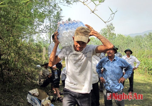 Người dân tiếp tế nước uống cho lực lượng chữa cháy.