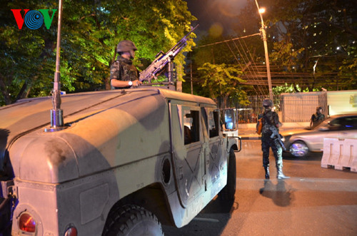 Quân đội Thái Lan trang bị vũ khí hiện diện khắp nơi trên đường phố Bangkok