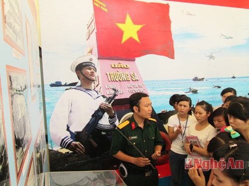 Sinh viên ĐH Kinh tế Nghệ An tham quan Triển lãm “Biển đảo -  Chủ quyền thiêng liêng của Tổ quốc”. Ảnh: Mạnh Hưng