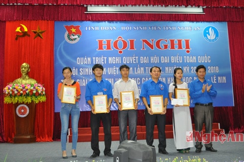 Đại diện Tỉnh đoàn trao giải cho tập thể đoạt giải nhất, nhì ba