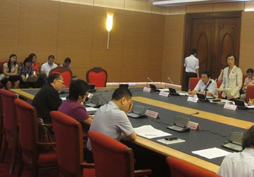 Các đại biểu thảo luận tại tổ