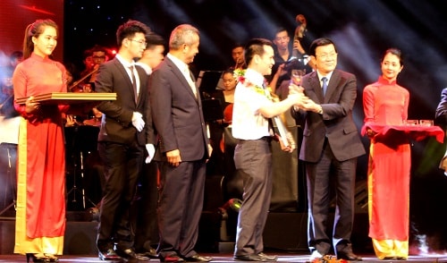 Chủ tịch nước Trương Tấn Sang trao tặng kỷ niệm chương cho các cá nhân, tập thể được tôn vinh.