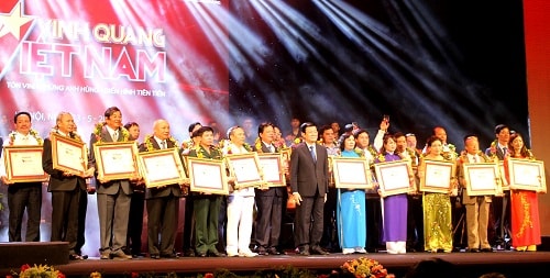 Chủ tịch nước Trương Tấn Sang chụp ảnh lưu niệm cùng các cá nhân, tập thể được tôn vinh.
