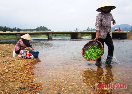 Người dân bản Yên Luốm dùng nước sinh hoạt trên dòng sông bị ô nhiễm