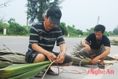 Ngư dân kết lá cọ làm mồi nhử cá.