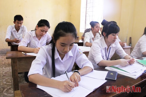 Thu Vân ôn luyện chuẩn bị cho kỳ thi đại học sắp tới.