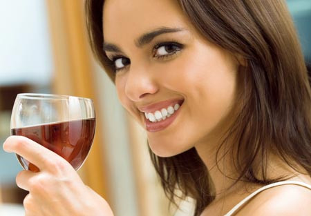 Chiết xuất hạt nho và rượu vang đỏ được phát hiện có khả năng tiêu diệt mảng bám do vi khuẩn gây ra, giúp chống sâu răng hiệu quả. Ảnh: Word Press