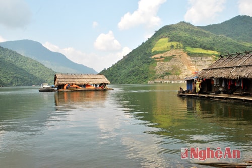 Vẻ đẹp tĩnh lặng giữa lòng hồ Thủy điện Bản Vẽ (Tương Dương).