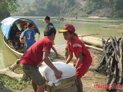 Học sinh Trường THCS bán trú Nhôn Mai (Tương Dương) giúp thầy cô giáo vận chuyển những mặt hàng thiết yếu.