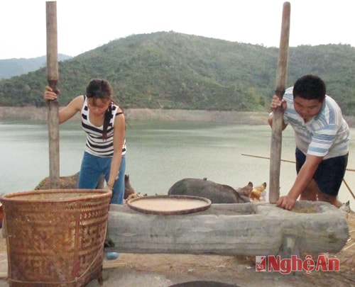 Cuộc sống ở bản ven sông.
