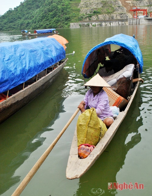 Thuyền nằm chờ khách.
