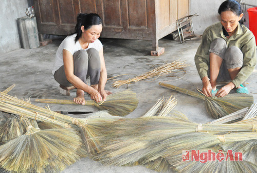 Sản xuất chổi đót ở Làng nghề chổi đót Xuân Sơn (xã Nghi Hưng).