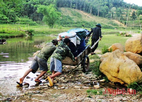 Người dân thôn Khe Tín chở nước suối về dùng.