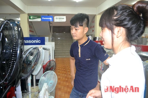 Khách hàng phân vân trước nhiều thương hiệu quạt phun sương