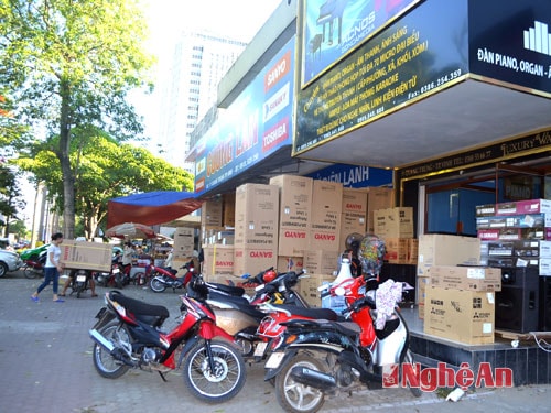 Các cửa hàng chuyên doanh điện tử, điện lạnh trên đường Quang Trung hầu hết đều ghi nhận sức mua tăng mạnh trong mùa hè năm nay.