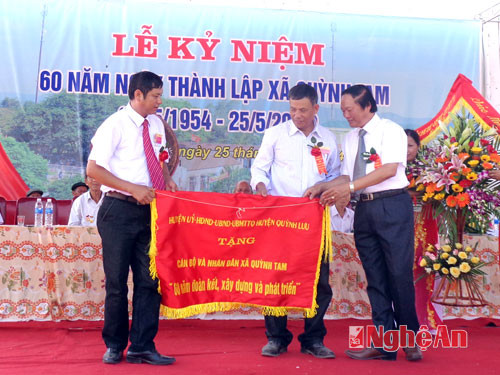 Lãnh đạo huyện trao bức trướng cho xã Quỳnh Tam.