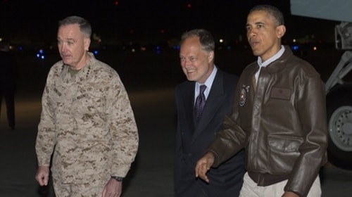 Tổng thống Mỹ Obama (phải) tại Afghanistan (Ảnh AFP)